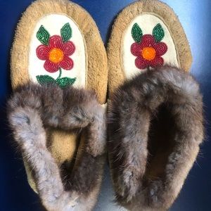 VINTAGE deer skin beaded moccasins with real fur size 9-10 womens